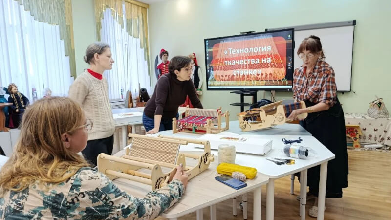 Для педагогов области состоялся первый мастер-класс по декоративно-прикладному творчеству «Технология ткачества на станке»
